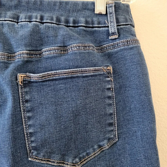 Chicos Bermuda Jean Shorts Womans Size M 1.5 Blue Medium Wash - Picture 8 of 11